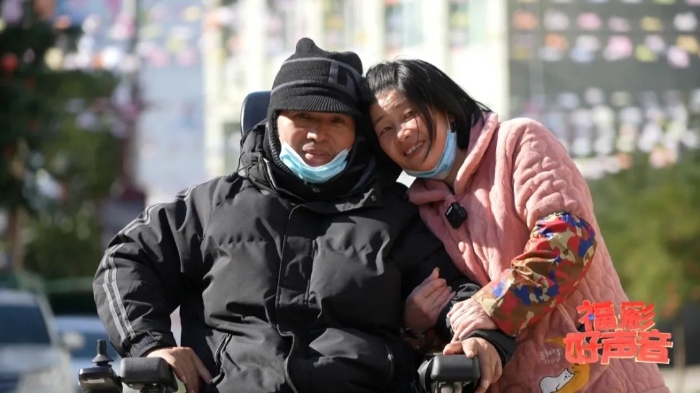 施小飞夫妻二人